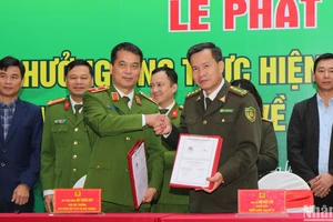 Thiếu tướng Hà Xuân Duy – Phó Cục trưởng Cục cảnh sát phòng, chống tội phạm về môi trường và ông Đỗ Hữu Thế - Giám đốc Vườn quốc gia Ba Vì ký kết thỏa thuận hợp tác về tuyên truyền phòng, chống tội phạm trong bảo tồn đa dạng sinh học. 