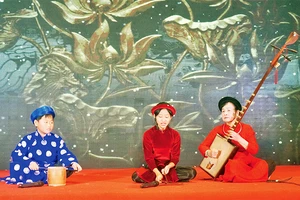 Nghệ nhân Nhân dân Nguyễn Thị Tam biểu diễn cùng học trò trên sân khấu.