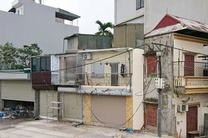 Những ngôi nhà "siêu mỏng, siêu méo" xuất hiện nhiều ở thành phố Hà Nội có nguyên nhân từ những bất cập trong quá trình thu hồi đất, hỗ trợ tái định cư. (Ảnh DUY LINH) 