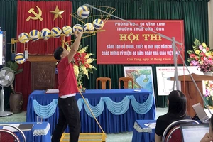 Giáo viên Trường THCS Cửa Tùng, huyện Vĩnh Linh, tỉnh Quảng Trị trình bày, giới thiệu sản phẩm tại Hội thi Sáng tạo đồ dùng, thiết bị dạy học. (Ảnh NGUYỄN THU)