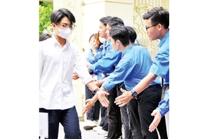 Thí sinh Hà Nội được thanh niên tình nguyện chúc mừng sau khi hoàn thành bài thi tốt nghiệp THPT năm học 2023.