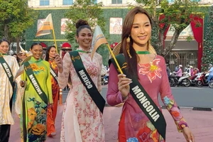 Các hoa hậu diễu hành trong buổi khai mạc Tuần lễ du lịch Thành phố Hồ Chí Minh lần thứ 3.