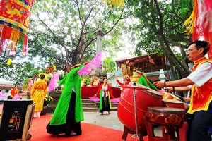 Múa dâng hương tại Khu di tích tưởng niệm vua Lê Thái Tổ.