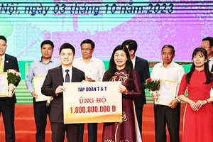 Ông Đỗ Vinh Quang, Phó Chủ tịch HĐQT Tập đoàn T&T Group (bên trái) trao 1 tỷ đồng ủng hộ cho Quỹ “Vì người nghèo” thành phố Hà Nội.