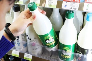 Người dân Hàn Quốc đang có xu hướng lựa chọn sản phẩm giá rẻ. Ảnh: YONHAP
