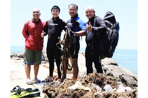 Các thành viên Danang Freediving cùng “chiến lợi phẩm” sau một buổi lặn biển.
