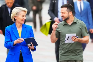 Chủ tịch EC von der Leyen (trái) gặp gỡ Tổng thống Zelensky tại Kiev. Ảnh: AP