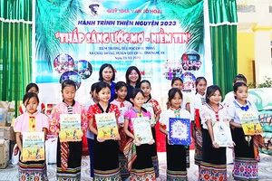 Niềm vui được chia sẻ của học sinh Trường tiểu học Châu Thắng, huyện Quỳ Châu.