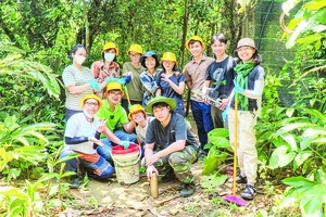 Các học viên khóa học phòng chống buôn bán động vật hoang dã trái phép năm 2023 đi thực địa ở Vườn Quốc gia Cúc Phương. Ảnh: WildAct