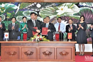 Đại diện hai bên Việt Nam-Nhật Bản trao 3 thỏa thuận vay ODA, tổng trị giá gần 61 tỷ yên.