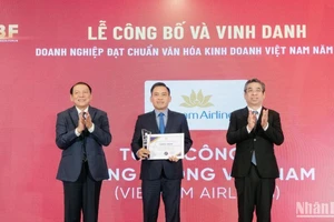Ông Nguyễn Thế Bảo, Phó Tổng Giám đốc Vietnam Airlines, đại diện cho Vietnam Airlines nhận giải “Doanh nghiệp đạt chuẩn văn hóa kinh doanh Việt Nam".