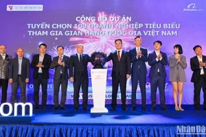 Các đại biểu nhấn nút khởi động chương trình tuyển chọn doanh nghiệp tiêu biểu tham gia Gian hàng quốc gia Việt Nam “Vietnam Pavilion” trên Alibaba.com.