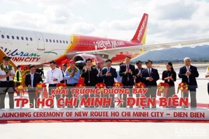 Tàu bay đặc biệt của Vietjet cùng chuyến bay khai trương được chào đón bởi lãnh đạo Ủy ban nhân dân tỉnh Điện Biên, cùng đông đảo người dân và du khách.