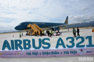 Chuyến bay mang số hiệu VN1802 của Hãng hàng không Quốc gia Việt Nam (Vietnam Airlines) đưa những hành khách đầu tiên “xông đất” sân bay Điện Biên.