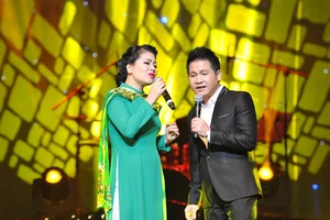 Ca sĩ Trọng Tấn (bên phải) và Anh Thơ biểu diễn trong một chương trình nghệ thuật. Ảnh: Nguyễn Đăng