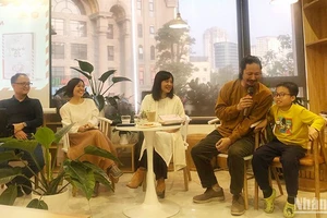 Vợ chồng nhà thơ Đinh Hoàng Anh - Thái Tĩnh trò chuyện cùng gia đình nhạc sĩ Tuấn Nam.