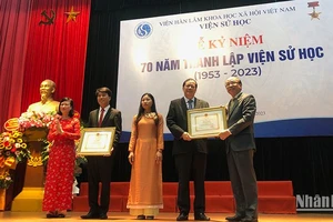 Trao Bằng khen của Chủ tịch Viện Hàn lâm Khoa học xã hội Việt Nam cho Viện sử học.