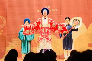 Trình diễn áo dài Nhật Bình trong đêm diễn “Hương sắc Việt Nam”. (Ảnh: Ê kíp cung cấp)