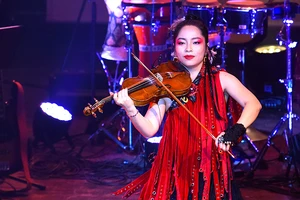 Nghệ sĩ Trịnh Minh Hiền tại đêm diễn.