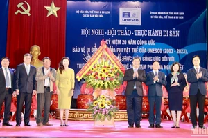 Các đồng chí lãnh đạo tỉnh Nam Định tặng hoa chúc mừng hội nghị kỷ niệm 20 năm Công ước Bảo vệ di sản văn hóa phi vật thể của UNESCO (2003-2023).