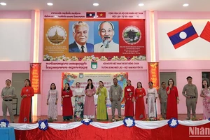 Tập thể giáo viên Trường Song ngữ Lào-Việt Nam Nguyễn Du biểu diễn ca khúc “Bài ca người giáo viên nhân dân”. (Ảnh: Hải Tiến)