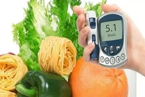 Người bệnh đái tháo đường nên duy trì đo đường huyết thường xuyên dịp Tết Nguyên đán. (Ảnh minh họa)