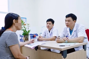 Tiến sĩ, bác sĩ Dương Trọng Hiền, Trưởng khoa Phẫu thuật cấp cứu tiêu hóa, Bệnh viện Hữu nghị Việt Đức đang thăm khám và tư vấn cho bệnh nhân.