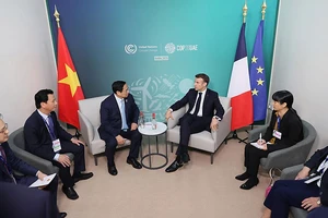 Thủ tướng Phạm Minh Chính gặp Tổng thống Pháp Emmanuel Macron. (Ảnh: TTXVN)