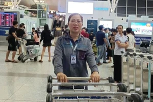 Chị Thúy, nhân viên xe đẩy sân bay Nội Bài.