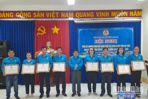 Chủ tịch Liên đoàn Lao động tỉnh Long An Nguyễn Văn Quí tặng bằng khen cho tập thể đã có thành tích tiêu biểu trong thực hiện Chương trình "Đẩy mạnh công tác chăm lo đời sống vật chất, tinh thần cho đoàn viên và người lao động” giai đoạn 2018-2023.