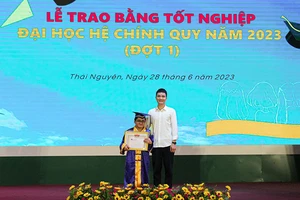 Nguyễn Công Duy (bên trái) và Bùi Đắc Trung tại lễ trao bằng tốt nghiệp Trường Ngoại ngữ (Đại học Thái Nguyên).