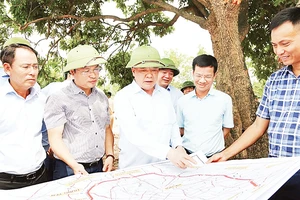 Lãnh đạo thành phố kiểm tra tiến độ triển khai dự án đường vành đai 4-Vùng Thủ đô trên địa bàn Hà Nội.