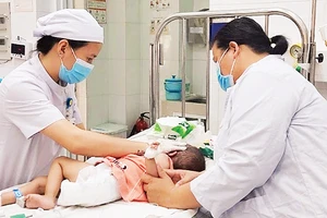 Trẻ mắc bệnh hô hấp điều trị tại Bệnh viện Nhi Đồng 2 (Thành phố Hồ Chí Minh).