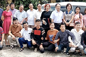 Các tác giả trẻ cùng đại biểu tham dự trại sáng tác tại huyện Quản Bạ, tỉnh Hà Giang (Ảnh TRỌNG TOAN)