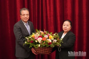 Đại sứ Việt Nam tại Nga Đặng Minh Khôi chúc mừng 48 năm Quốc khánh Lào. (Ảnh: XUÂN HƯNG)