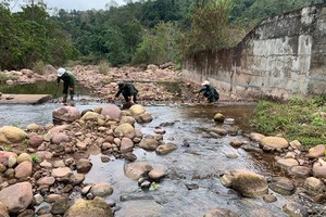 Vệ sinh đập đầu mối là công việc hằng ngày của công nhân đội cấp nước Mường Nhé, tỉnh Điện Biên.