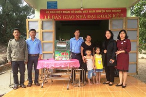Lễ bàn giao nhà đại đoàn kết cho hộ nghèo ở huyện Núi Thành, tỉnh Quảng Nam.