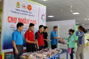 Liên đoàn Lao động tỉnh Tuyên Quang phối hợp Hội Chữ thập đỏ tổ chức "Phiên chợ nhân đạo" hỗ trợ công nhân, lao động có hoàn cảnh khó khăn.