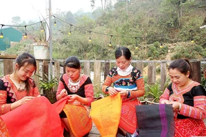 Phụ nữ xã Háng Đồng (huyện Bắc Yên, Sơn La) thêu hoa văn trên trang phục truyền thống.