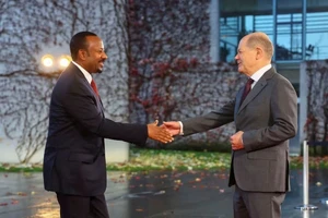 Thủ tướng Ethiopia Abiy Ahmed Ali được Thủ tướng Đức Olaf Scholz chào đón trước hội nghị thượng đỉnh "Thỏa thuận với châu Phi" ở Berlin, Đức, ngày 19/11/2023. (Ảnh: REUTERS)