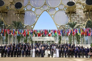 Các đại biểu chụp ảnh chung tại phiên khai mạc Hội nghị lần thứ 28 Các bên tham gia Công ước khung của Liên hợp quốc về biến đổi khí hậu (COP28) tại Dubai, UAE ngày 30/11/2023. Ảnh: THX/TTXVN