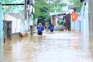 Công an phường Hòa Khánh Nam tiếp tục hỗ trợ di dời dân ra khỏi khu vực ngập sâu tại đường Mẹ Suốt, quận Liên Chiểu, thành phố Đà Nẵng.