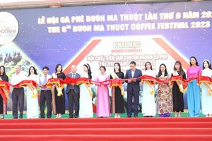 Các đại biểu cắt băng khai mạc Hội chợ triển lãm chuyên ngành cà-phê năm 2023.