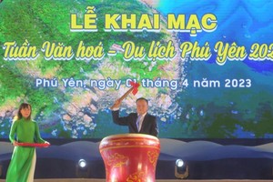 Phó Chủ tịch Ủy ban nhân dân tỉnh Phú Yên Đào Mỹ đánh trống khai mạc Tuần Văn hóa-Du lịch Phú Yên năm 2023.