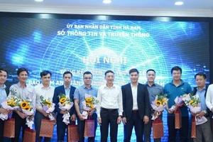 Lãnh đạo Sở Thông tin và Truyền thông tỉnh Hà Nam tặng hoa chúc mừng các thành viên tham dự Diễn tập thực chiến bảo đảm an toàn thông tin tỉnh Hà Nam năm 2023.