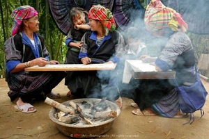 Phụ nữ H’Mông ở huyện Mù Cang Chải (Yên Bái) thực hành vẽ sáp ong.