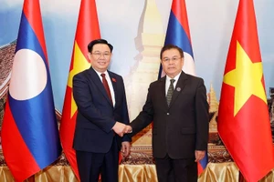 Chủ tịch Quốc hội Vương Đình Huệ và Chủ tịch Quốc hội Lào Saysomphone Phomvihane chụp ảnh chung. (Ảnh: TTXVN)