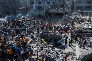 Những người Palestine đang tìm kiếm người thương vong tại khu vực bị Israel tấn công ở phía nam Dải Gaza, ngày 26/10/2023. Ảnh: Reuters