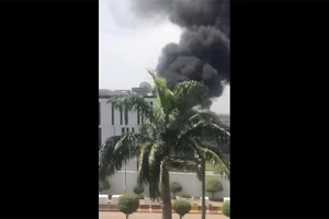 Ảnh chụp màn hình video ghi lại cảnh khói đen bốc lên từ Đại sứ quán Canada ở Nigeria, ngày 6/11/2023. Nguồn: CBC
