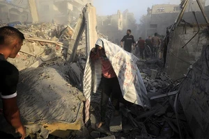 Người Palestine sơ tán khỏi nơi ở trong trại tị nạn Maghazi tại Dải Gaza sau khi bị Israel tấn công, ngày 6/11/2023. Ảnh: Reuters